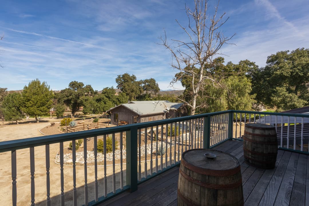 Saloon balcony exterior view.